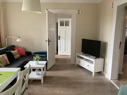 Blick vom Esszimmer in den Küchen/Badflur