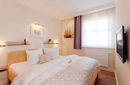 Schlafzimmer mit Doppelbett