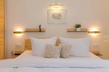 Schlafzimmer mit Doppelbett