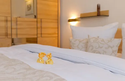 Schlafzimmer mit Doppelbett