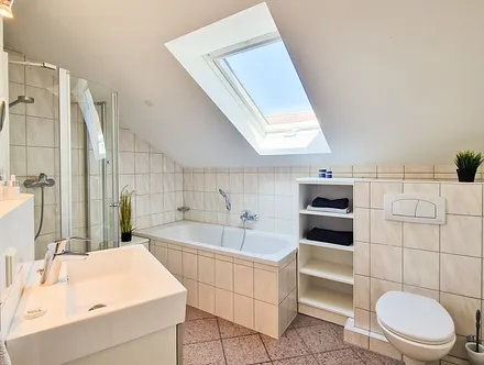 Bad mit Badewanne & Dusche