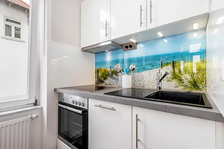 Die Küche ist mit Backofen, Geschirrspüler etc. ausgestattet.