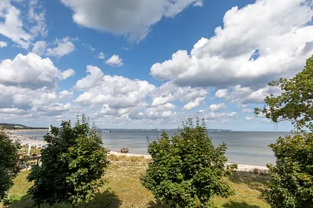 Sie schauen von der Loggia auf die Ostsee ...
