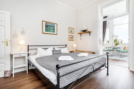 Das Bett ist komfortable 180x200cm breit.