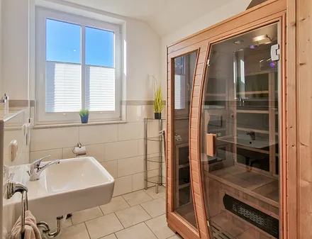 Duschbad mit Infrarotkabine