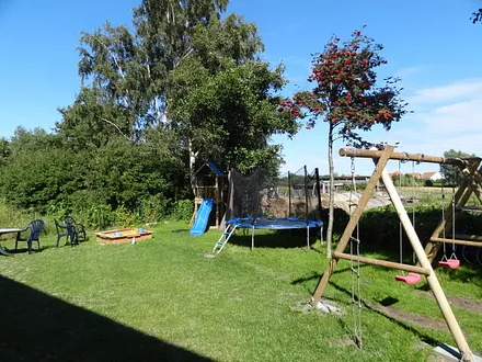 Spielplatz hinter dem Haus