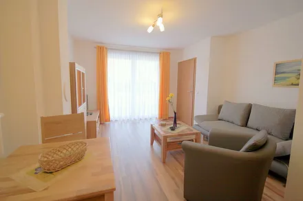 Wohnbereich mit Zugang zur großen Terrasse