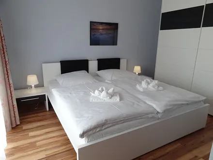 Schlafzimmer mit Zugang zur großen Terrasse