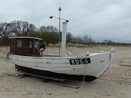 Altes Fischerboot am Strand 