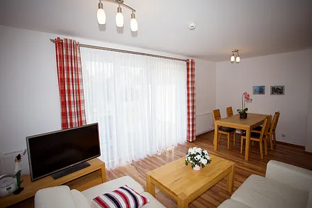 Wohnbereich-/Essbereich mit Zugang zur großen Terrasse