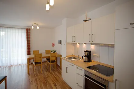 Wohnküche mit einem großen ausziehbaren Esstisch