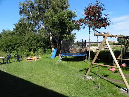 Spielplatz hinter dem Haus