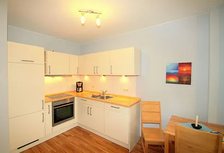 Wohnküche mit Geschirrspüler und Backofen