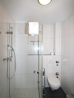 Bad mit ebenerdiger Dusche inneliegend