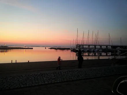 Sonnenuntergang über den Wieker Hafen