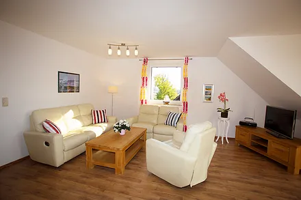 Großzügiger Wohn-/Essbereich mit Balkon und großem Flachbild TV