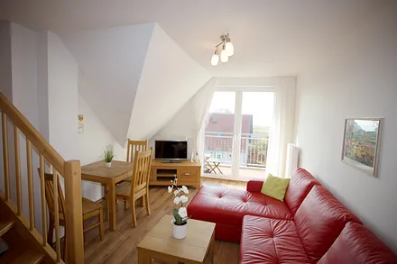 Wohnbereich mit Balkon und Blick auf´s Wasser