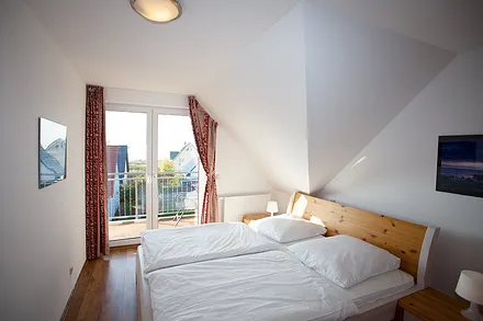 Schlafzimmer 1 mit Blick vom Balkon