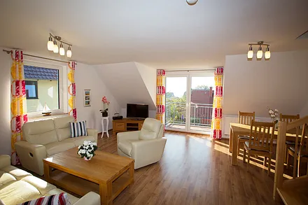 Großzügiger Wohn-/Essbereich mit großem Flachbild TV, Balkon mit Blick auf das Wasser