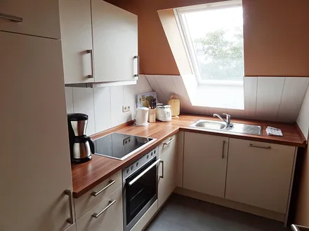 Küche mit Geschirrspüler und Backofen