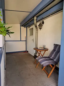 Überdachte Terrasse der Wohnung mit Eingang der Wohnung