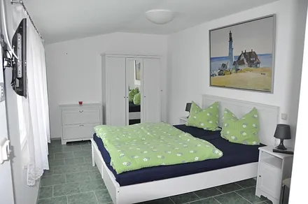 Schlafzimmer mit 2. Fernseher und elektrischem Rollladen