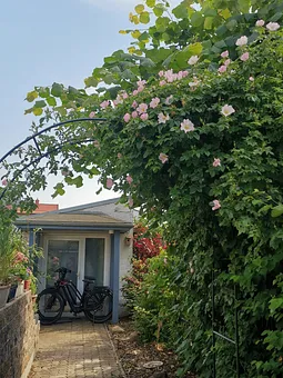Blick auf den überdachten Nebeneingang der Wohnung
