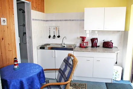 Miniküche mit 2-Plattenherd, Kaffeemaschine, Wasserkocher, Toaster, Kühlschrank und Geschirr