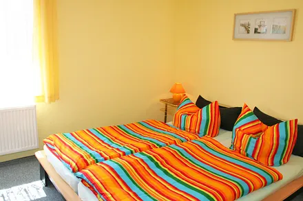 Schlafzimmer mit Doppelbett und Kleiderschrank