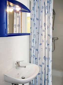 Bad mit Waschbecken, Dusche und WC