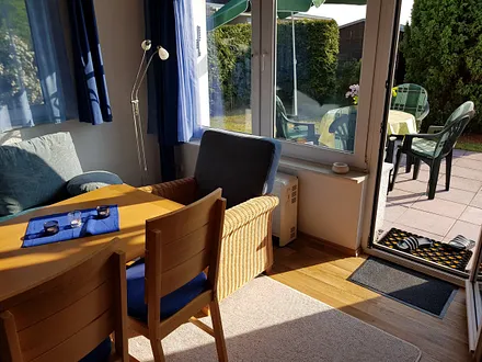 Blick vom Wohnzimmer auf die Terrasse