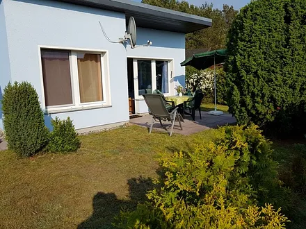 Haus mit Terrasse und Wiese