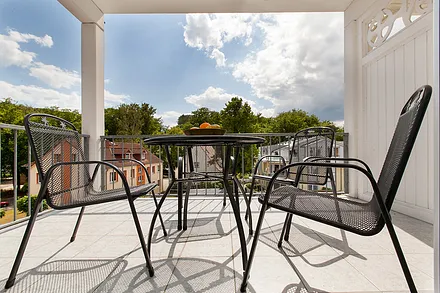 Der möblierte Balkon ist sonnig nach Süden ausgerichtet.