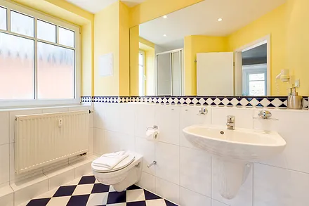 Hier ein Blick in das schicke Duschbad mit WC und Fön.