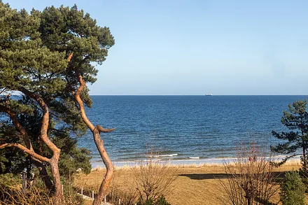 ... des traumhaften Meerblicks aus der bodentief verglasten Loggia.