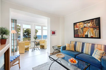 Das Wohnzimmer hat u.a. einen großen Flachbild-TV mit Kabelanschluß. Die Couch kann für eine Aufbettung genutzt werden.