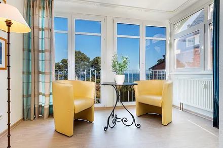 Hier sehen Sie die Loggia, von der aus Sie die Sicht auf die Ostsee und die Seebrücke von Binz genießen können.