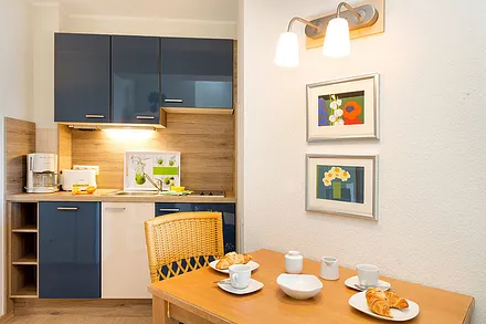 ...  mit Geschirrspüler etc. ausgestattete Küchenzeile.