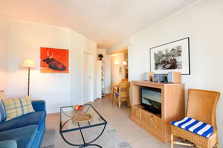 Hier der Blick Richtung Eßbereich und Küchenzeile.