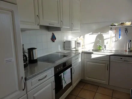 voll ausgestattete Küche mit Cerankochfeld , Microwelle und Kühlschrank mit Tiefkühlfach