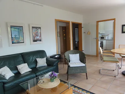 Wohnzimmer mit Blick zur Küche und Flur