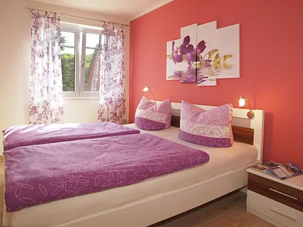 Schlafzimmer mit Doppelbett