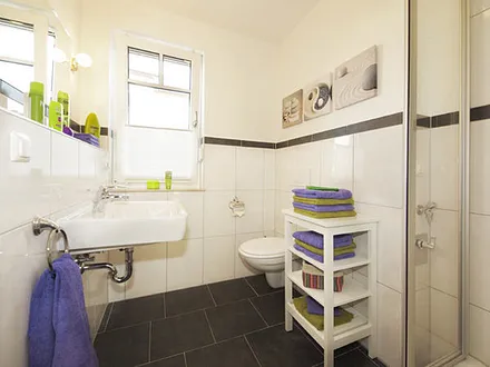 geräumiges Duschbad mit Fenster