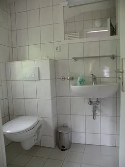 Zwei Bäder mit Dusche