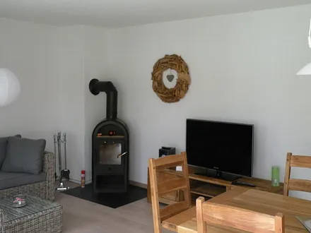 Wohnzimmer mit Essecke & Kamin