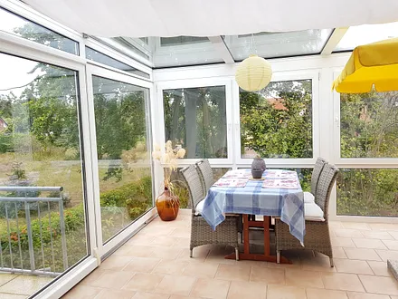 Sitzbereich im Wintergarten inmitten einer einzigartig idyllischen Umgebung