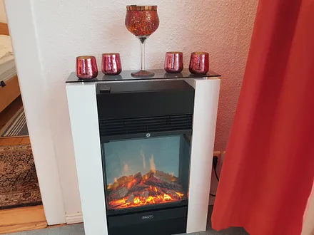 Elektrisches Kaminfeuer mit tollem Flammeneffekt sorgt für kuschelige Atmosphäre