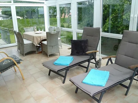 Gemütlicher Wintergarten im Grünen ohne Einsicht