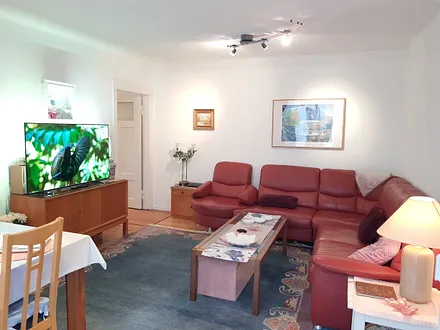 Wohnzimmer mit hochwertiger Ledergarnitur mit Relaxfunktion und Drehsessel, besonders im Herbst und Winter sorgt das elektrische Kaminfeuer für heimeliges Wohlbefinden