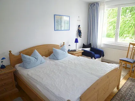 Großes Schlafzimmer mit Echtholzmöbeln aus Pinie und sehr hochwertigen Matratzen